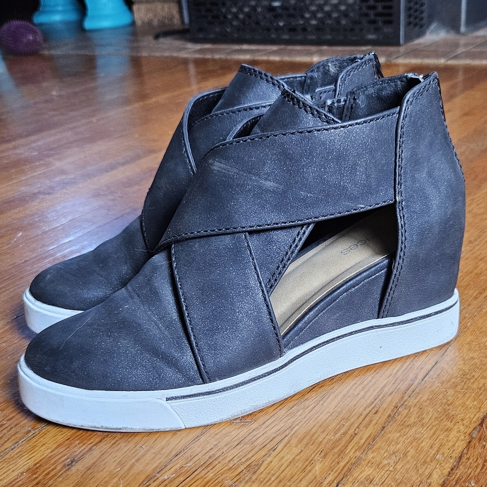Maurices sparkle Black cut out sneaker wedge Size 7